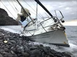 zeilboot op de rotsen