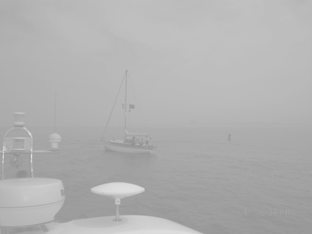 zeilboot in de mist