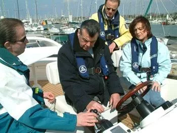 Een overzicht van het RYA praktijk opleidingssysteem voor motorjachten