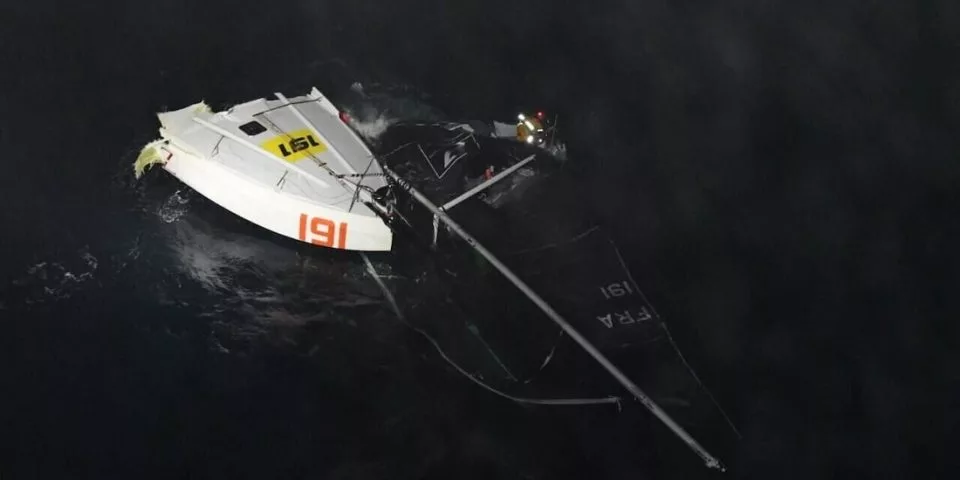 race zeilboot ongeval  overvaren door een cargoschip