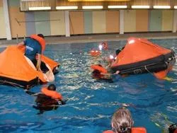 sea survival training Sea survival of hoe overleven op zee in geval van nood