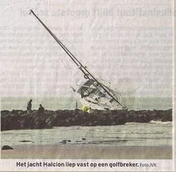 zeiljacht op de rotsen