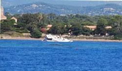 motoryacht op de rotsen